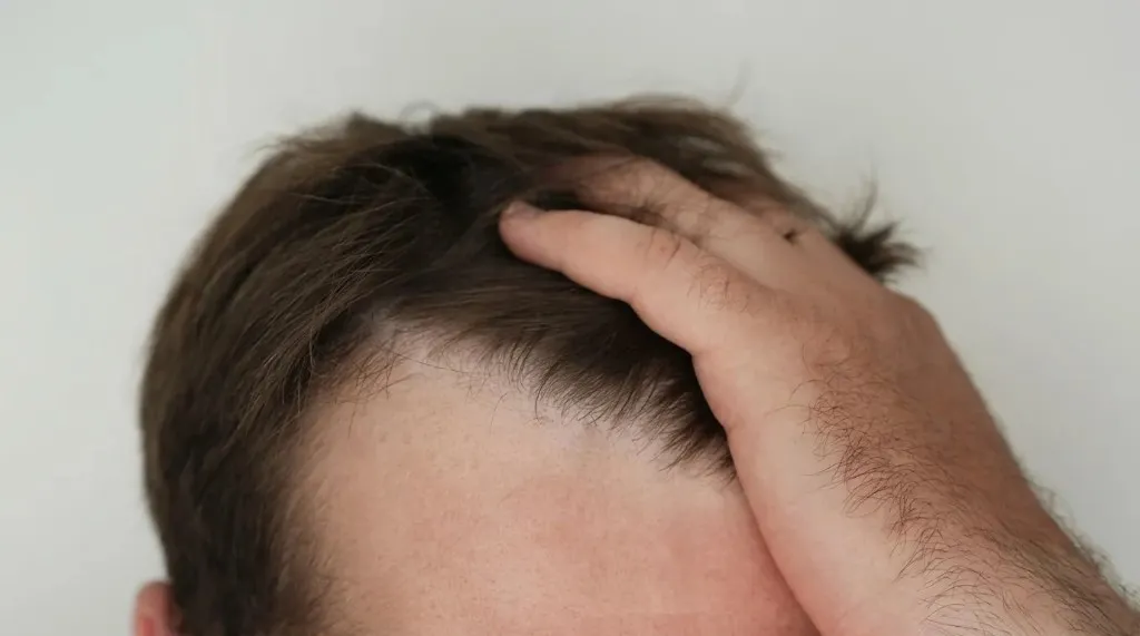 Entradas con el cabello levantado por la mano.